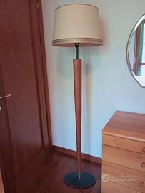 Piantana in legno con paralume