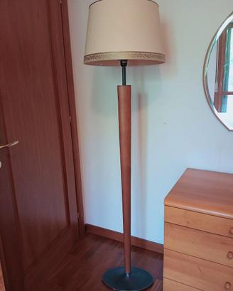 Piantana in legno con paralume