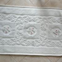 tappeto ricamato a mano 