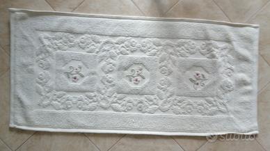 tappeto ricamato a mano 