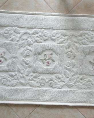 tappeto ricamato a mano 