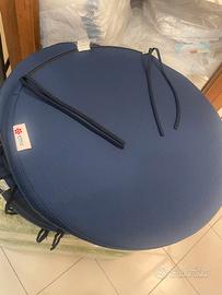 Cuscino in tessuto blu rotondo