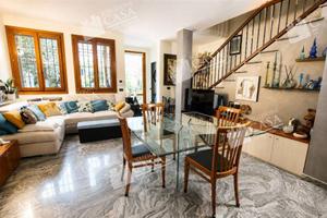 Villa di 124 m² con 5 locali e box auto a Calderar
