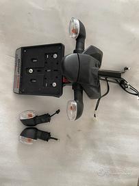 Portatarga e frecce originali yamaha mt 09