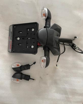 Portatarga e frecce originali yamaha mt 09