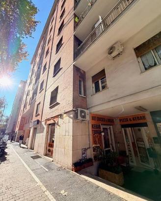Attività / Licenza di 300 m² con 5 locali a Roma