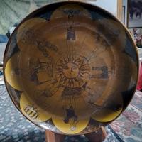 Piatto da parete in ceramica decorato a mano