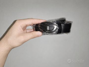 Cintura in ecopelle nera con fibbia "D"