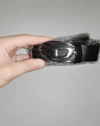 Cintura in ecopelle nera con fibbia "D"
