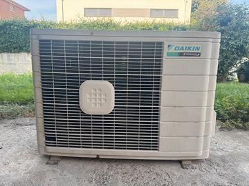 Daikin RXS25E2V1B – Climatizzatore/Pompa di calor