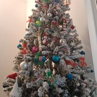 Albero di Natale innevato con luci
