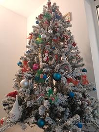 Albero di Natale innevato con luci