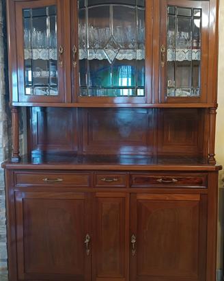 Mobili sala antichi e tavolo con sedie