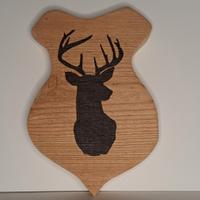 Fregio intagliato su larice con cervo nero