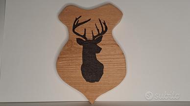 Fregio intagliato su larice con cervo nero