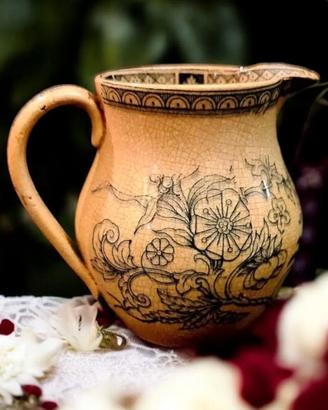 Piccola brocca con decorazioni floreali