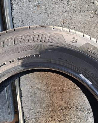 Gomme Bridgestone estive 215/65 R16 pari al nuovo