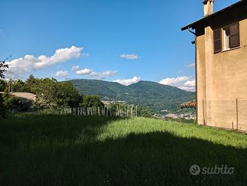 Rustico con prato di 710mq