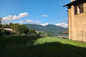 Rustico con prato di 710mq