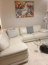 Divano a L in buone  condizioni per salotto