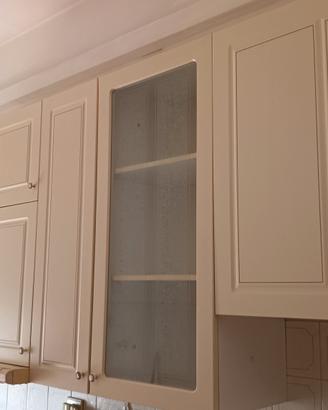 cucina+forno e fornello beige+ decorazione oro 