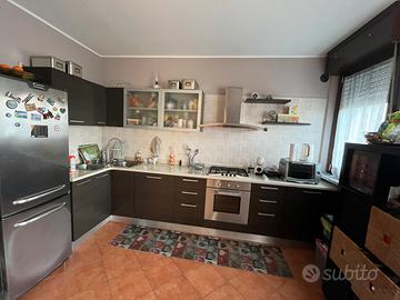 Cucina buone condizioni, piano in quarzo