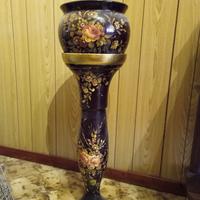 Vaso con piedistallo in ceramica
