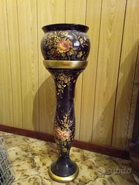 Vaso con piedistallo in ceramica