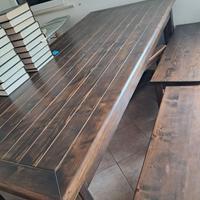 Tavolo in legno massello + 4 panche + 2 sgabelli