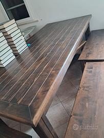 Tavolo in legno massello + 4 panche + 2 sgabelli