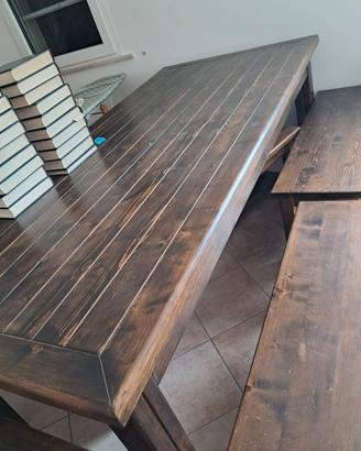 Tavolo in legno massello + 4 panche + 2 sgabelli