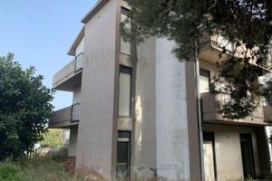 Aci Castello centro 250mq giardino p.auto cantine