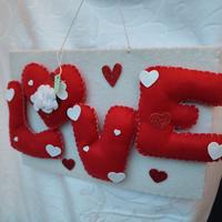 targa in feltro con scritta "Love"