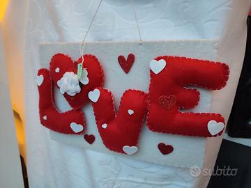 targa in feltro con scritta "Love"