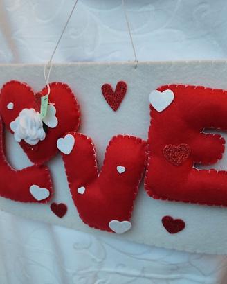 targa in feltro con scritta "Love"
