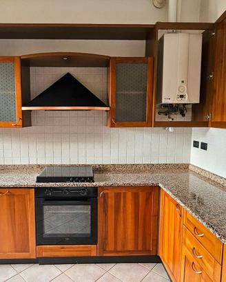 Cucina Maistri in legno con piano in granito