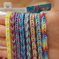 Braccialetti colorati di elastici rainbow loom
