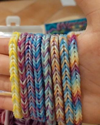 Braccialetti colorati di elastici rainbow loom