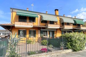 Porzione centrale con scoperto esclusivo, garage e