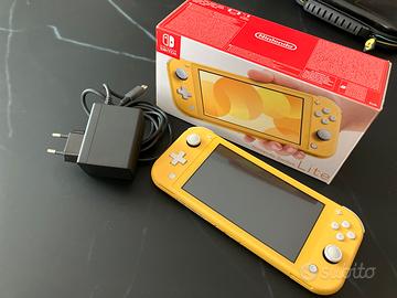Nintendo Switch Lite giallo custodia Luigi inclusa