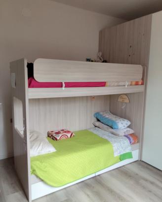 Camera con letto a castello e cabina armadio