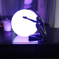 Lampada da tavolo con scultura artistica 