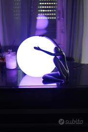 Lampada da tavolo con scultura artistica 