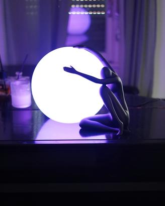 Lampada da tavolo con scultura artistica 