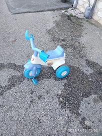Triciclo bimbo a pedali