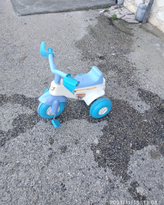 Triciclo bimbo a pedali