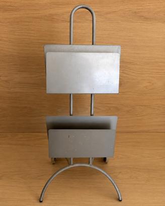 Portariviste in metallo con ruote – Design moderno