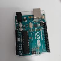 Arduino Uno con sensori, resistenze e cavo