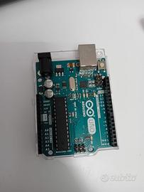Arduino Uno con sensori, resistenze e cavo
