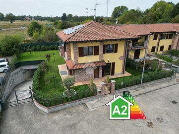 VILLA A SCHIERA A PAVIA